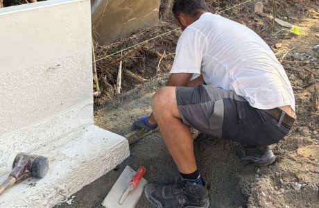 Mitarbeiter bei Erdarbeiten von Hand