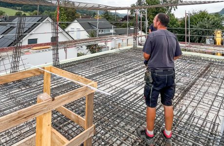 Mitarbeiter im Stahlbeton-Einsatz