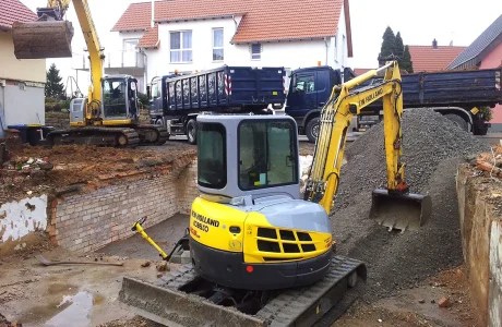 Tieflader-Transport eines Baggers