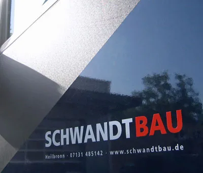 SCHWANDTBAU-Schriftzug auf einem Firmenfahrzeug
